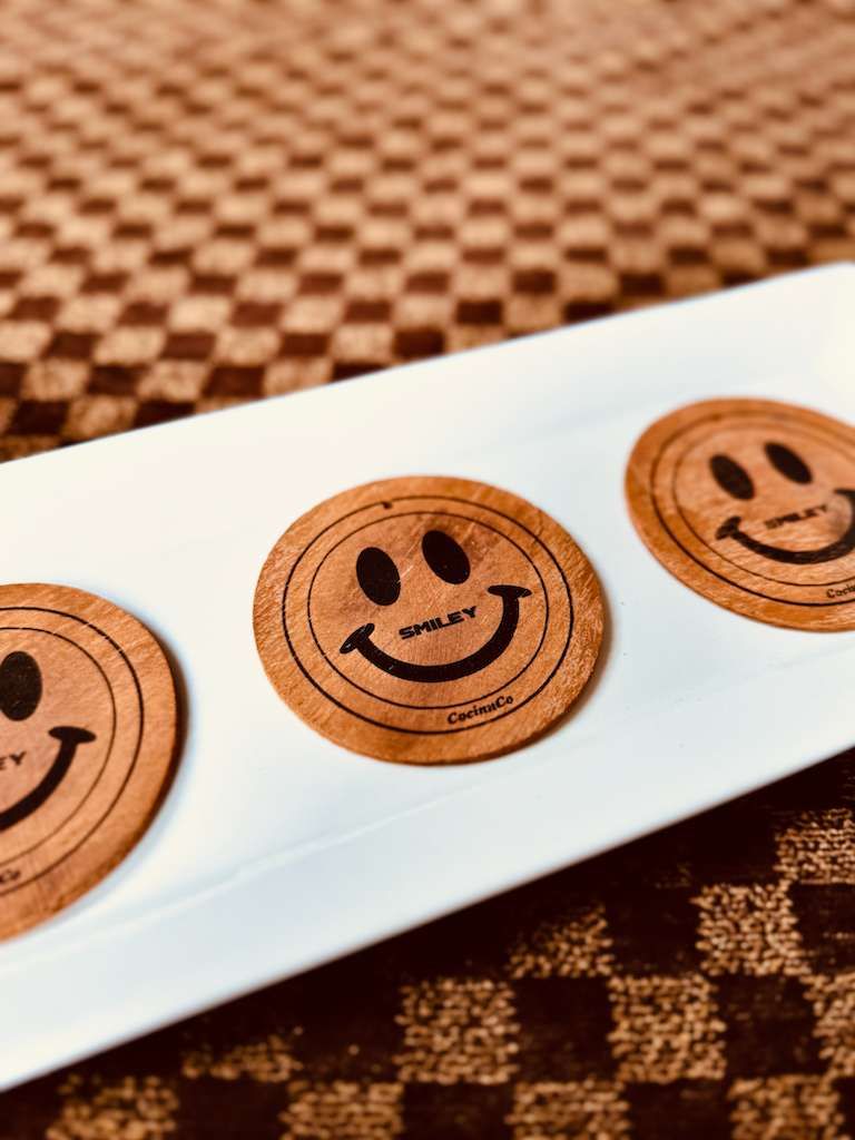 Round wooden cocinnco Smiley tag, wood-burned with a smile and concentric rings